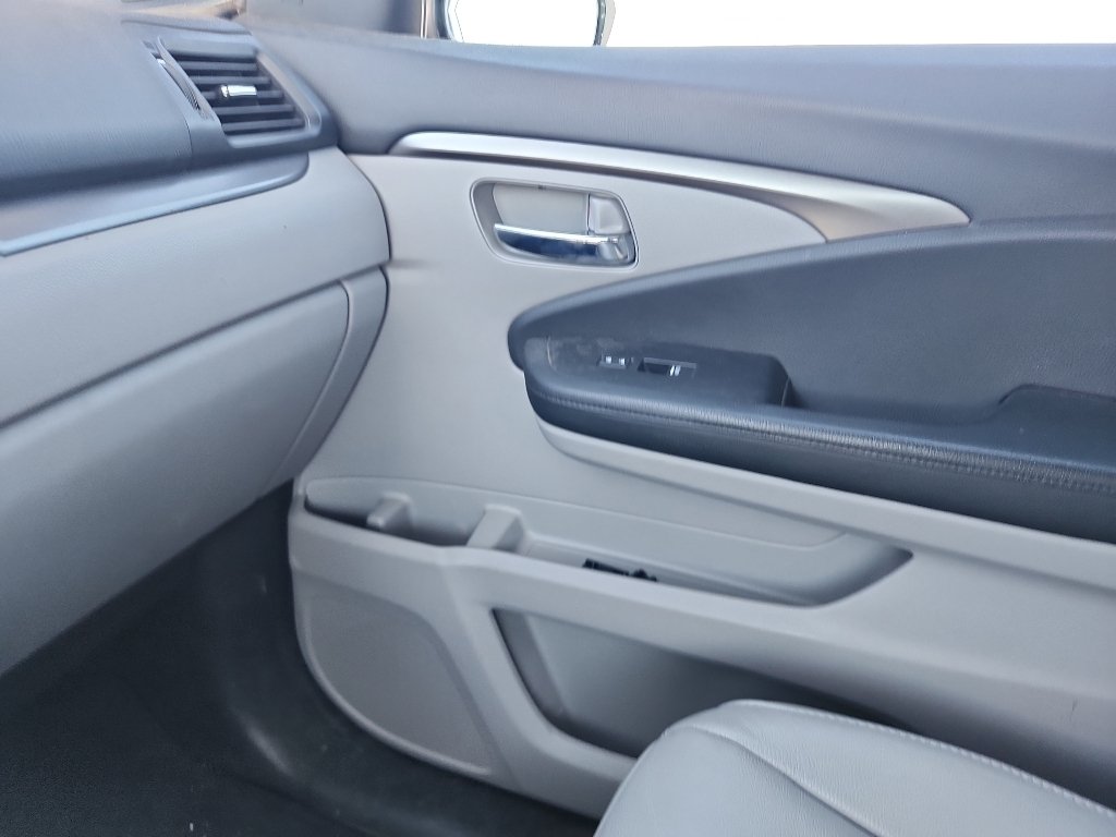 Used 2019 Crystal Black Pearl Honda EX-L image 30