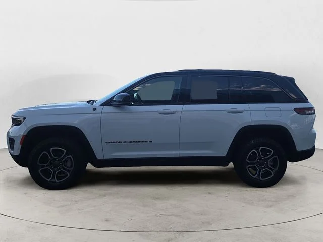 Used 2022 White Jeep Trailhawk image 2