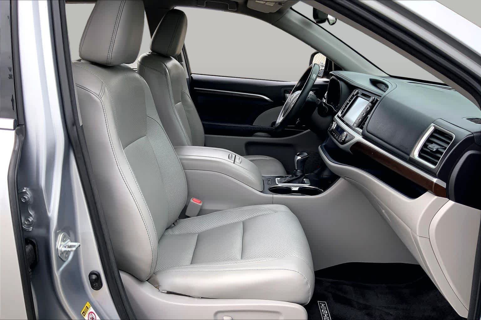 Used 2015 Silver Sky Metallic Toyota Limited image 9