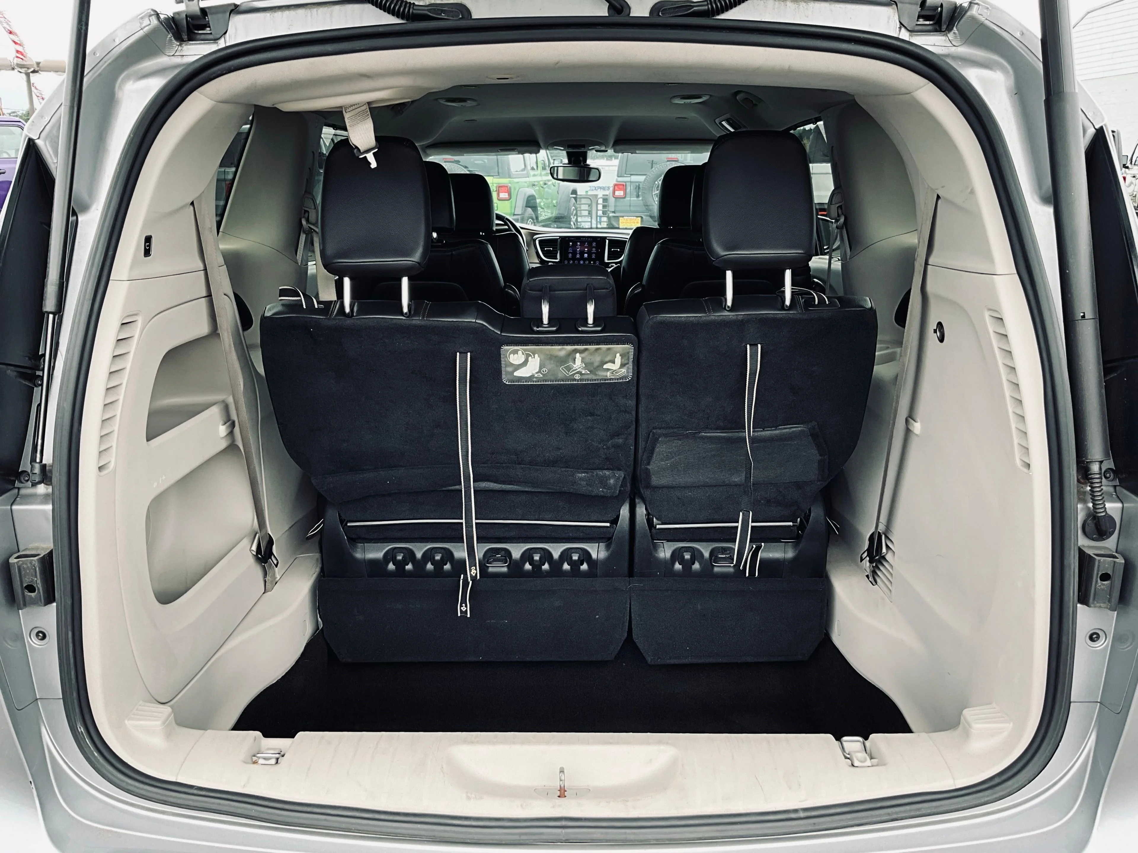 Used 2017 Silver Chrysler Touring L image 22