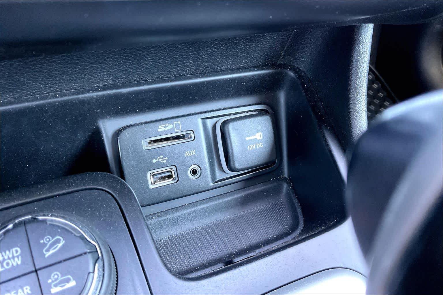 Used 2016 Bright White Clearcoat Jeep Trailhawk image 32
