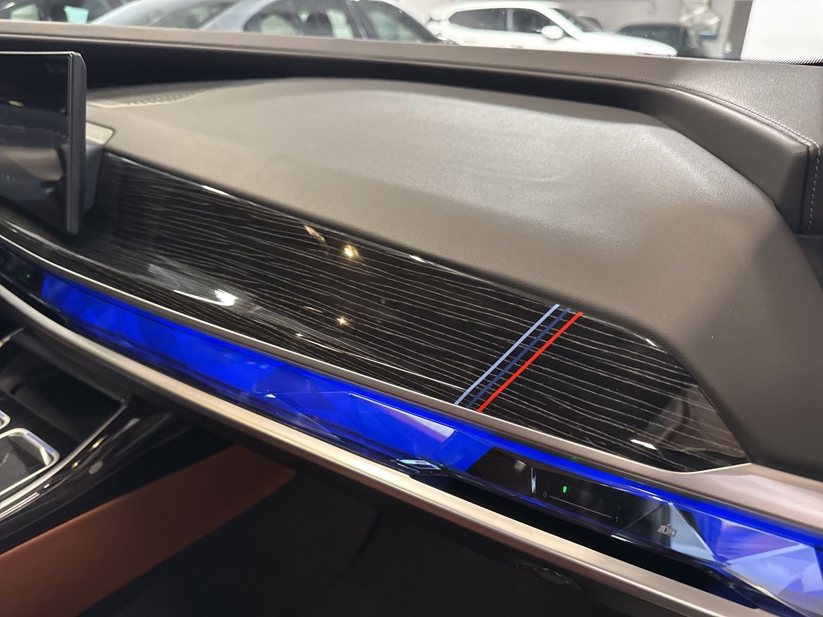 Used 2025 Black BMW xDrive60 image 33