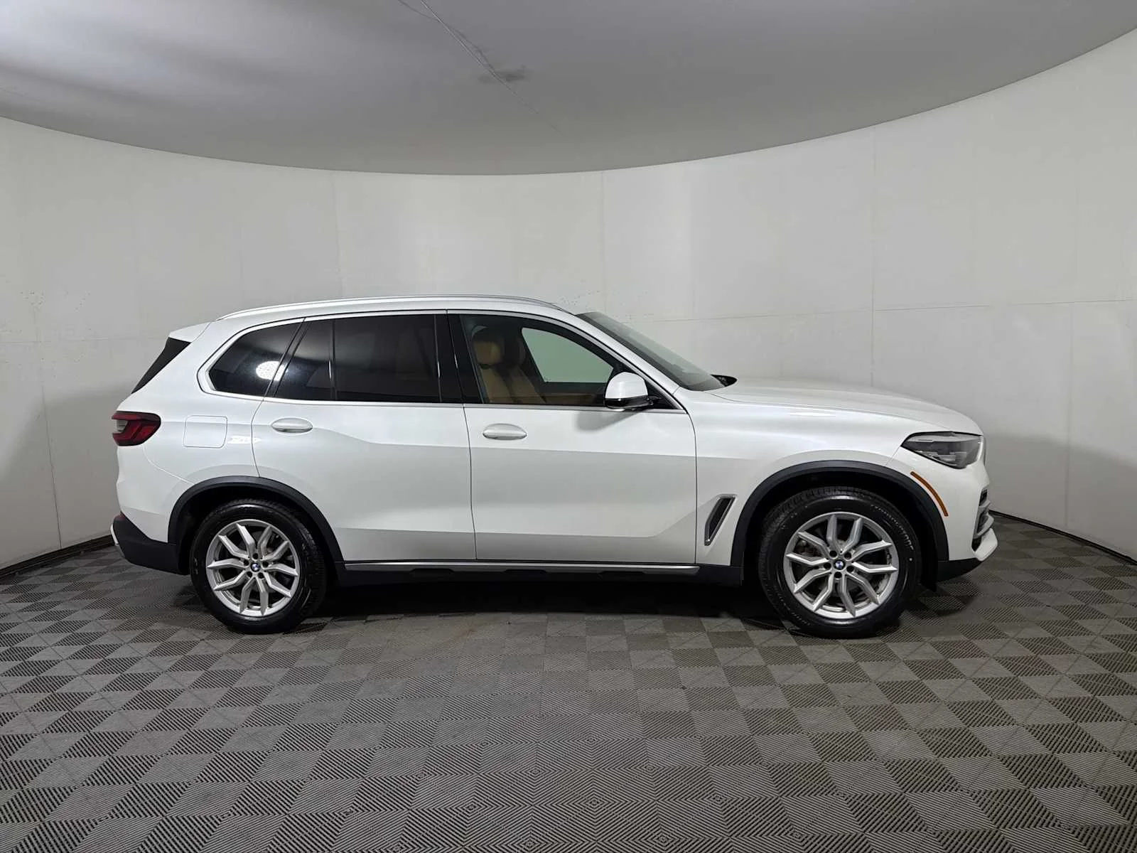 Certified Used 2023 Mineral White Metallic BMW xDrive40i image 7