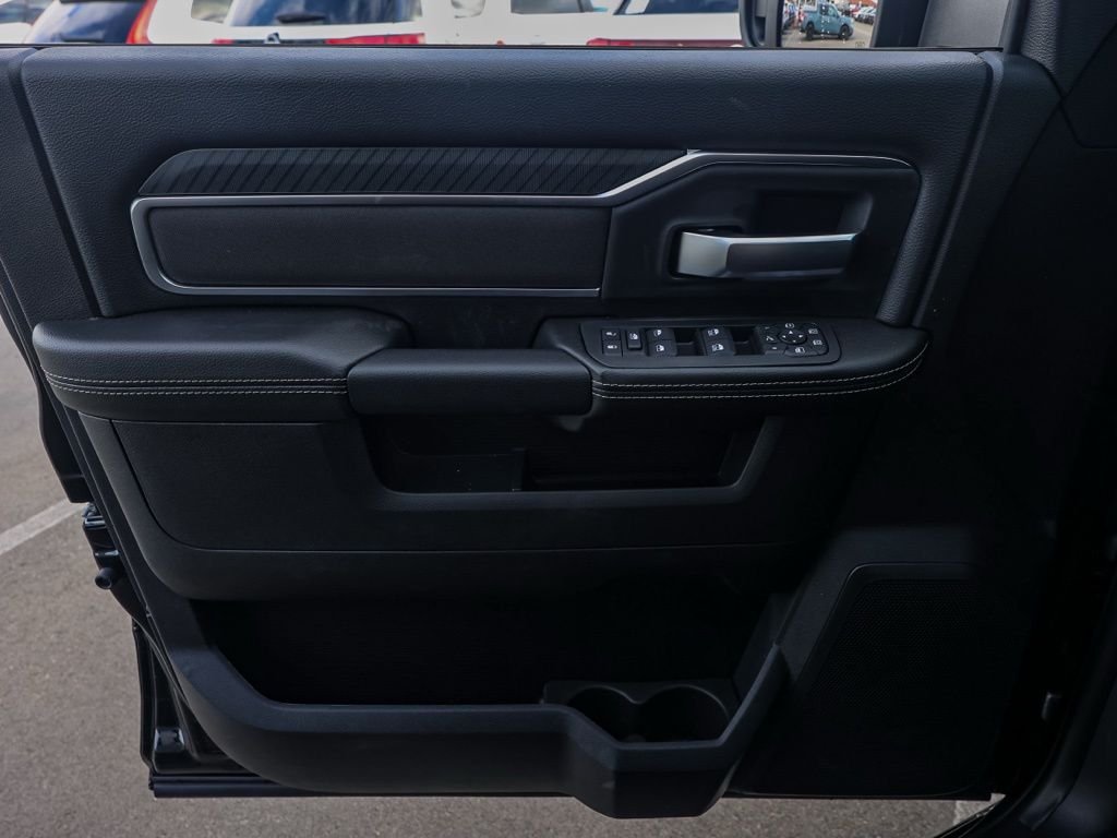 New 2026 Diamond Black Crystal Pearl-Coat Exterior Paint RAM Big Horn Night Edition image 22