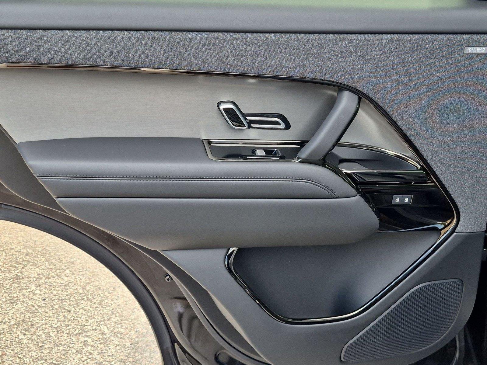 New 2027 Santorini Black Land Rover SE image 28