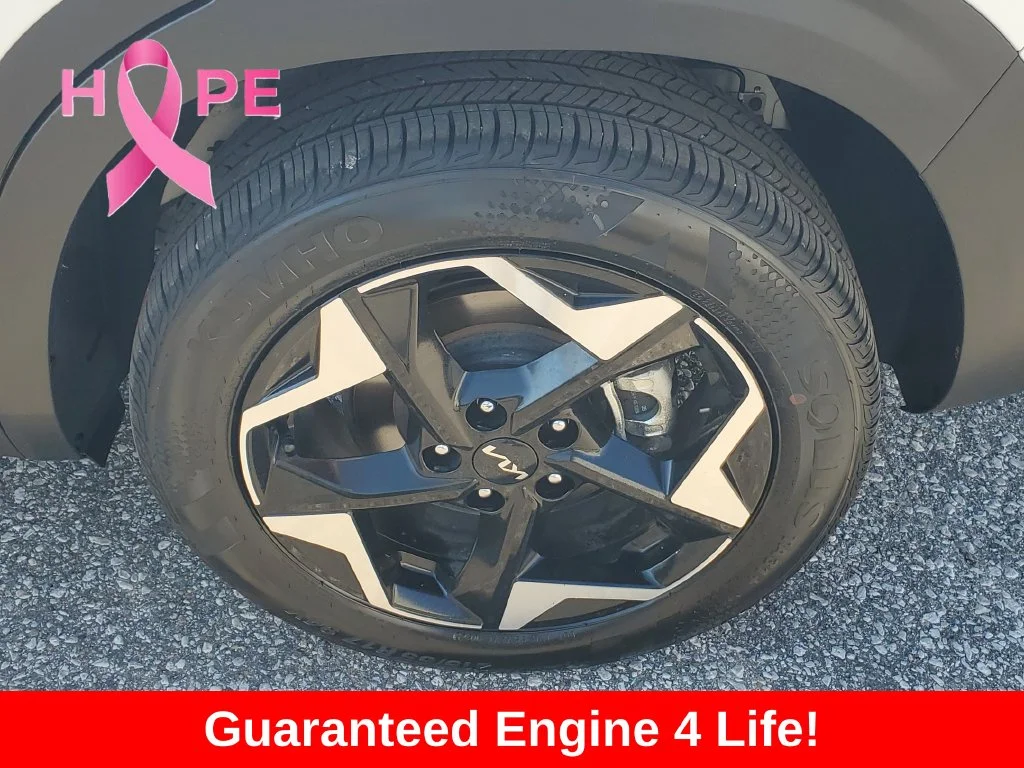 Used 2025 White Kia S image 31