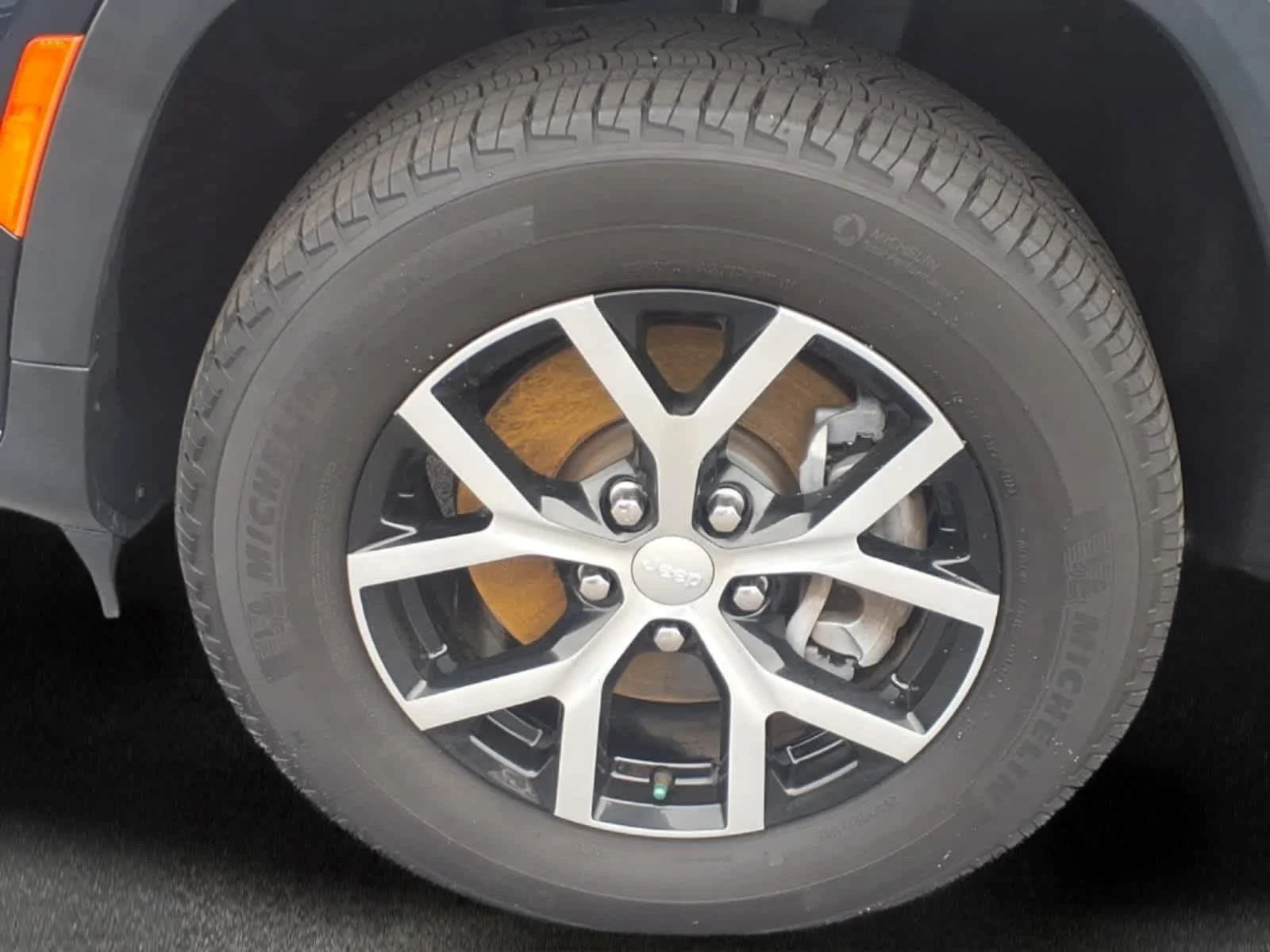 Used 2023 Midnight Sky Jeep Limited image 9