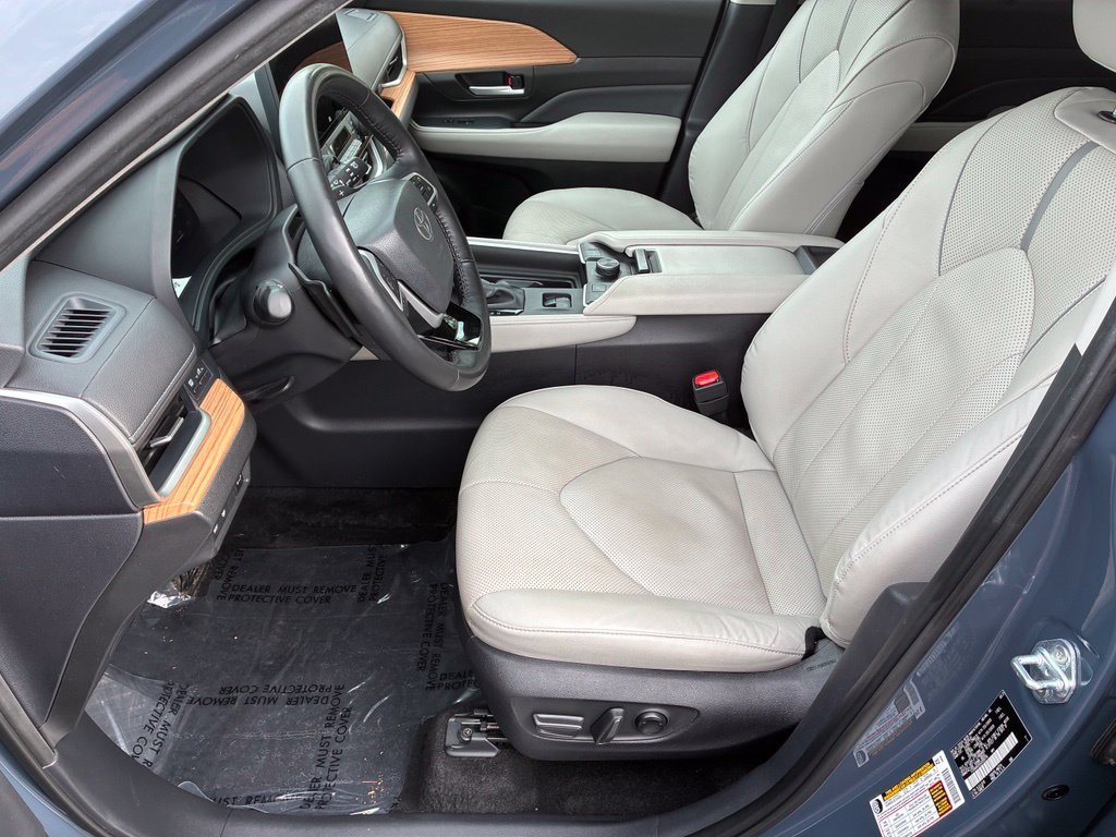 Used 2025 White Toyota Platinum image 16