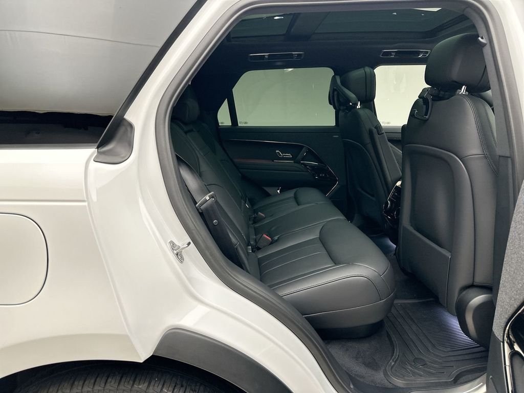 New 2026 Fuji White Land Rover Dynamic SE image 7