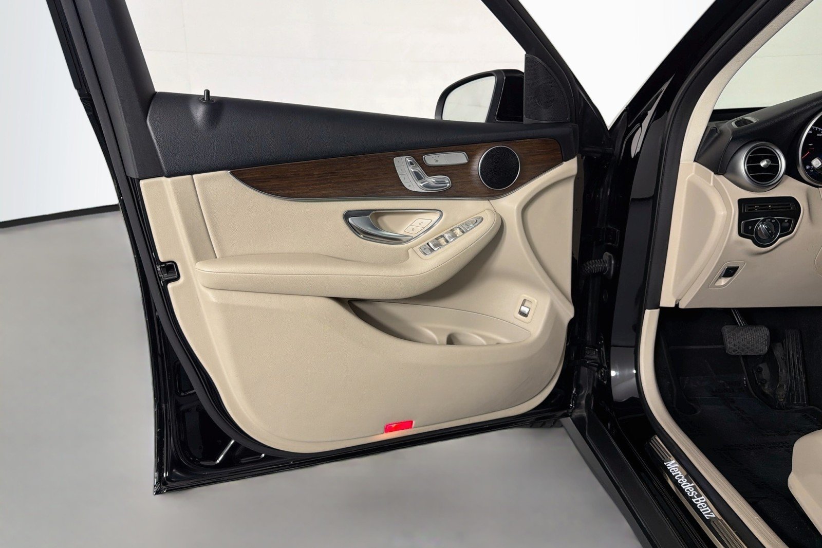 Used 2022 Black Mercedes-Benz 300 image 20