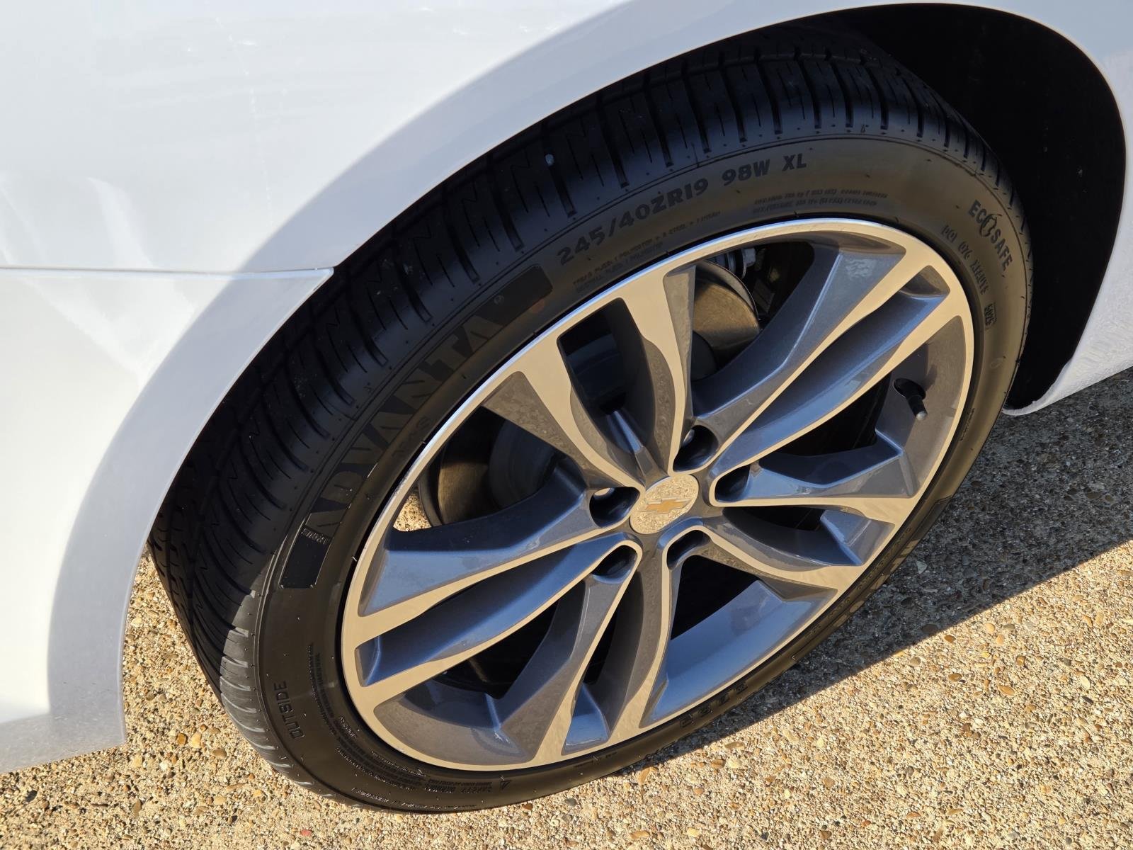 Used 2025 Summit White Chevrolet LT image 10