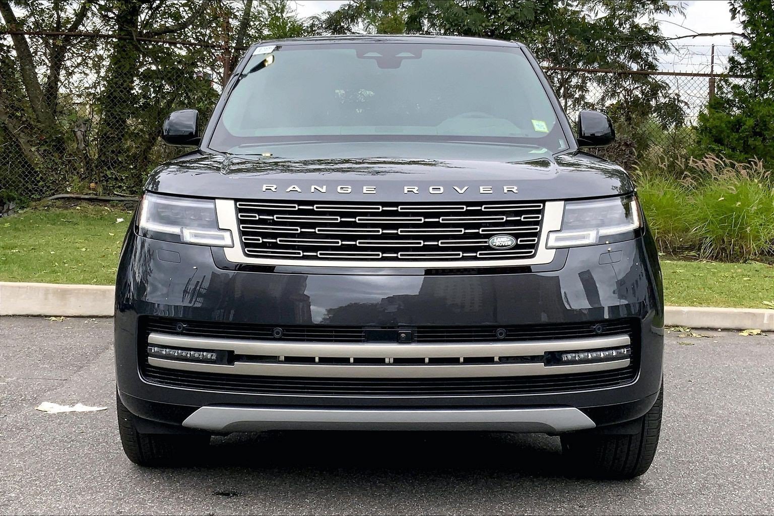 New 2027 Carpathian Grey Land Rover SE image 3