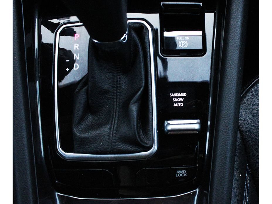 Used 2024 Diamond Black Crystal Pearlcoat Jeep Latitude image 12