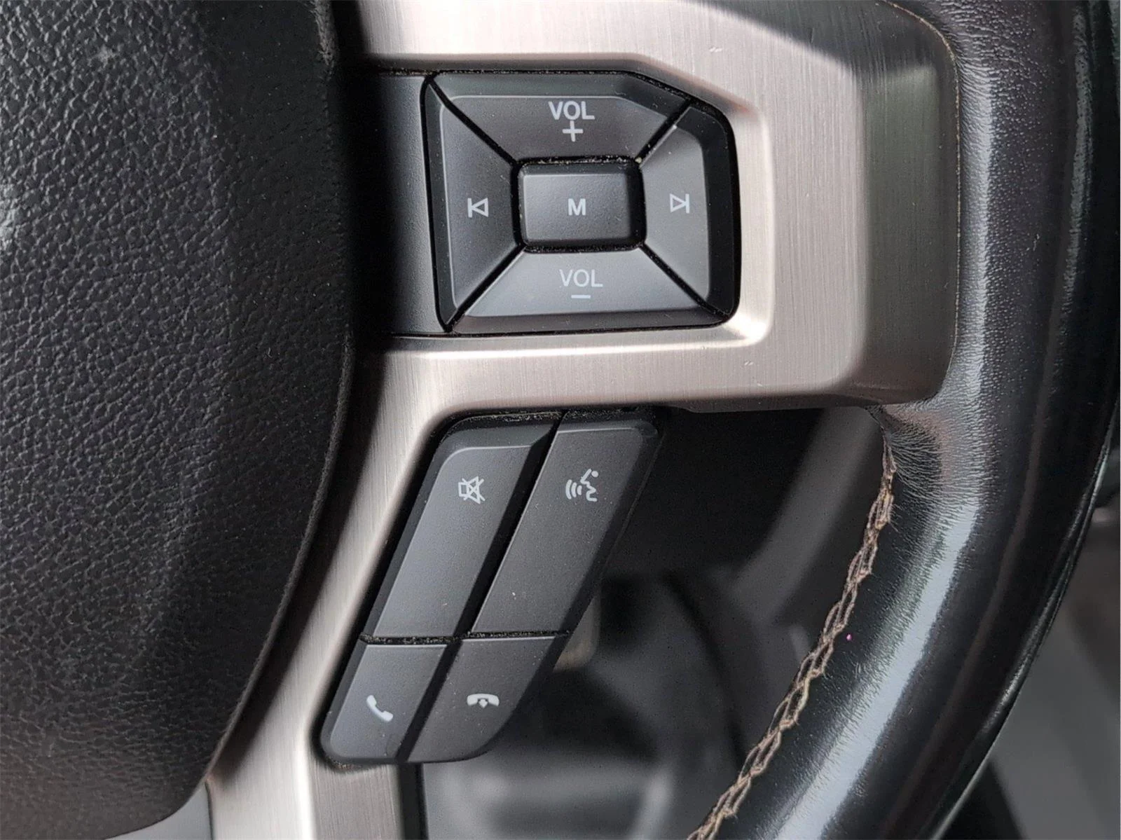Used 2018 White Platinum Metallic Tri-Coat Ford Platinum image 26