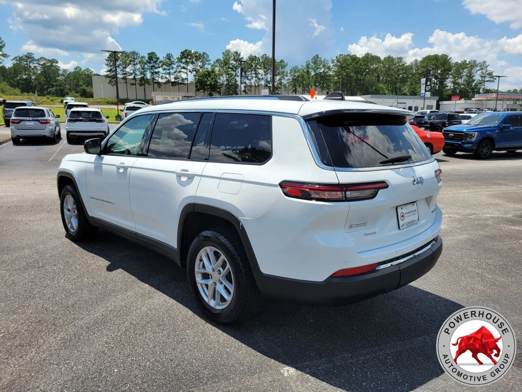 Used 2023 White Jeep Laredo image 3