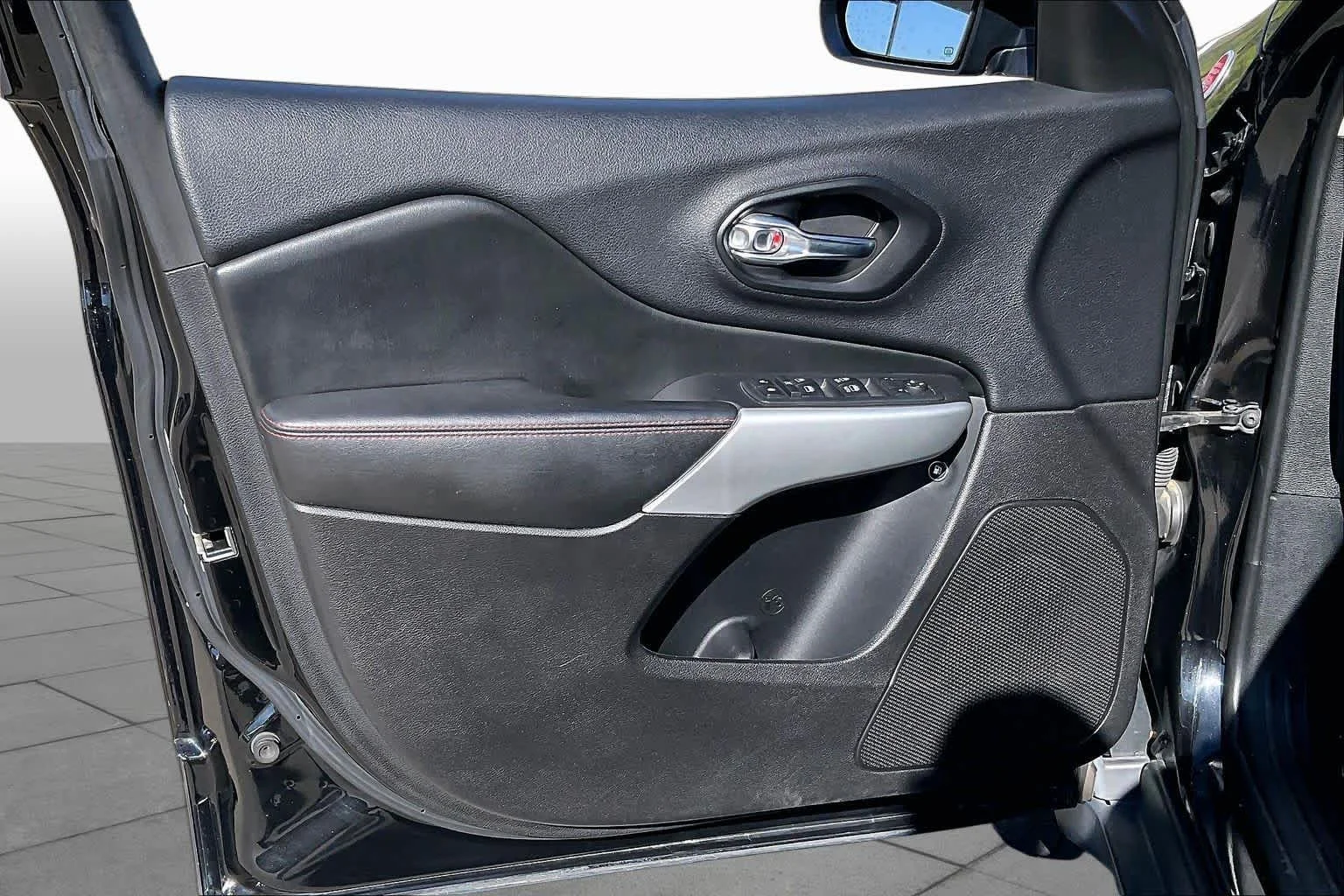Used 2018 Diamond Black Crystal Pearlcoat Jeep Trailhawk image 21