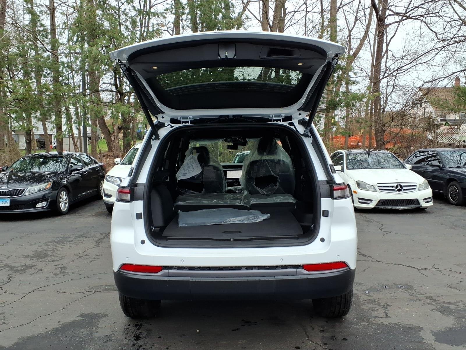 New 2026 Bright White Clear-Coat Exterior Paint Jeep Altitude image 9