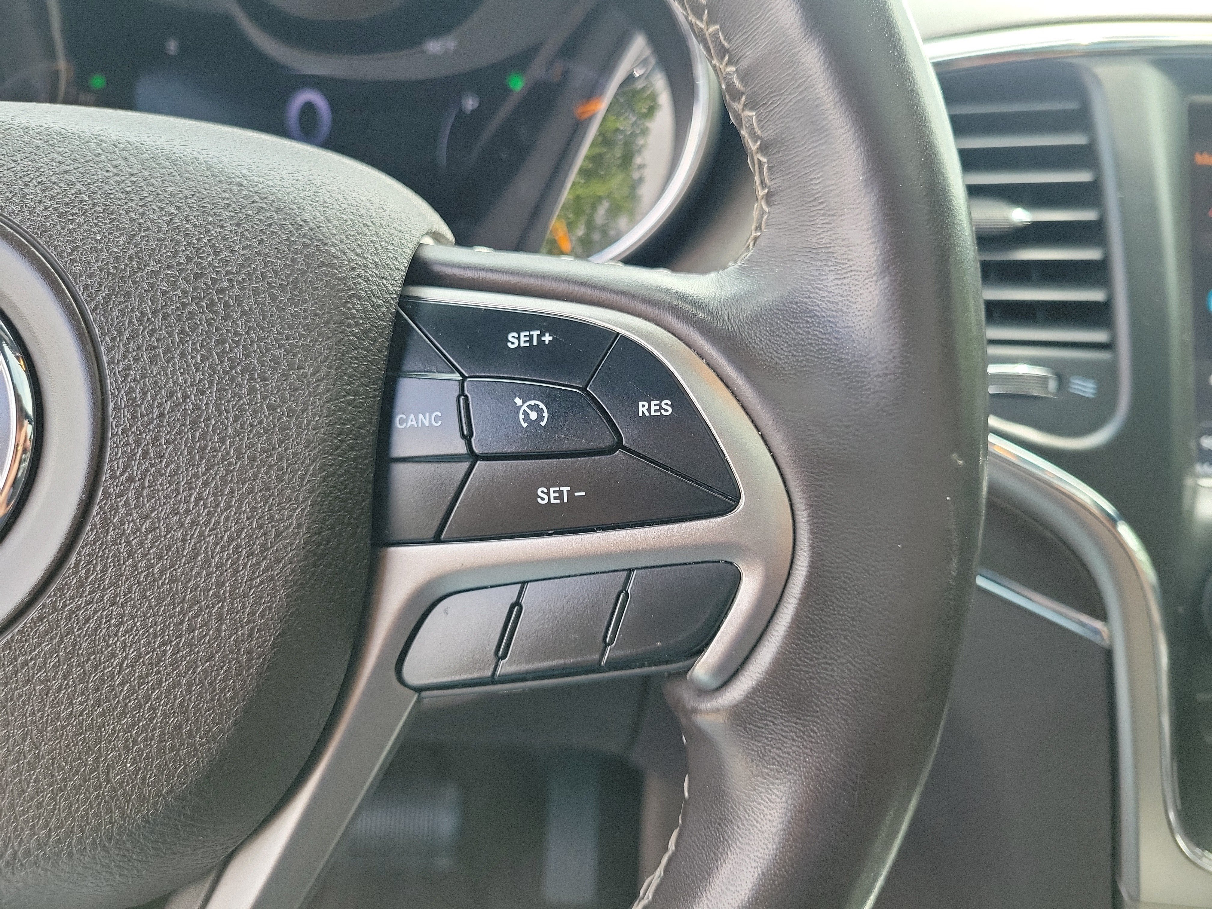 Used 2018 Ivory 3-Coat Jeep Overland image 23