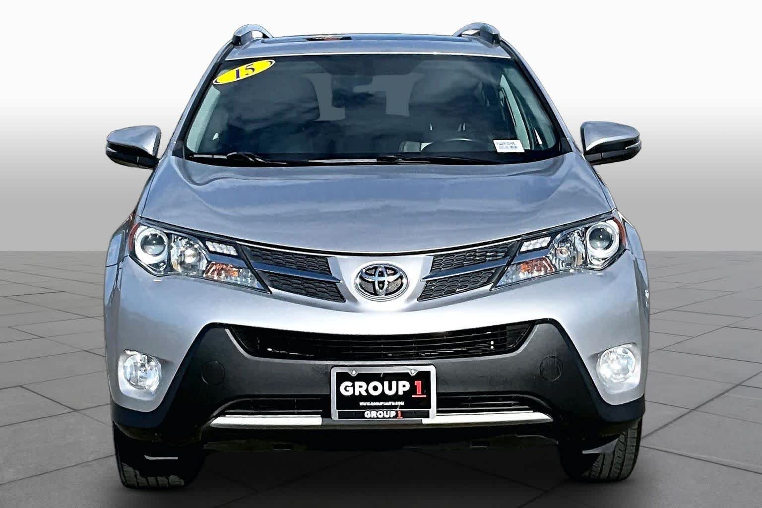 Used 2015 Classic Silver Metallic Toyota XLE image 3