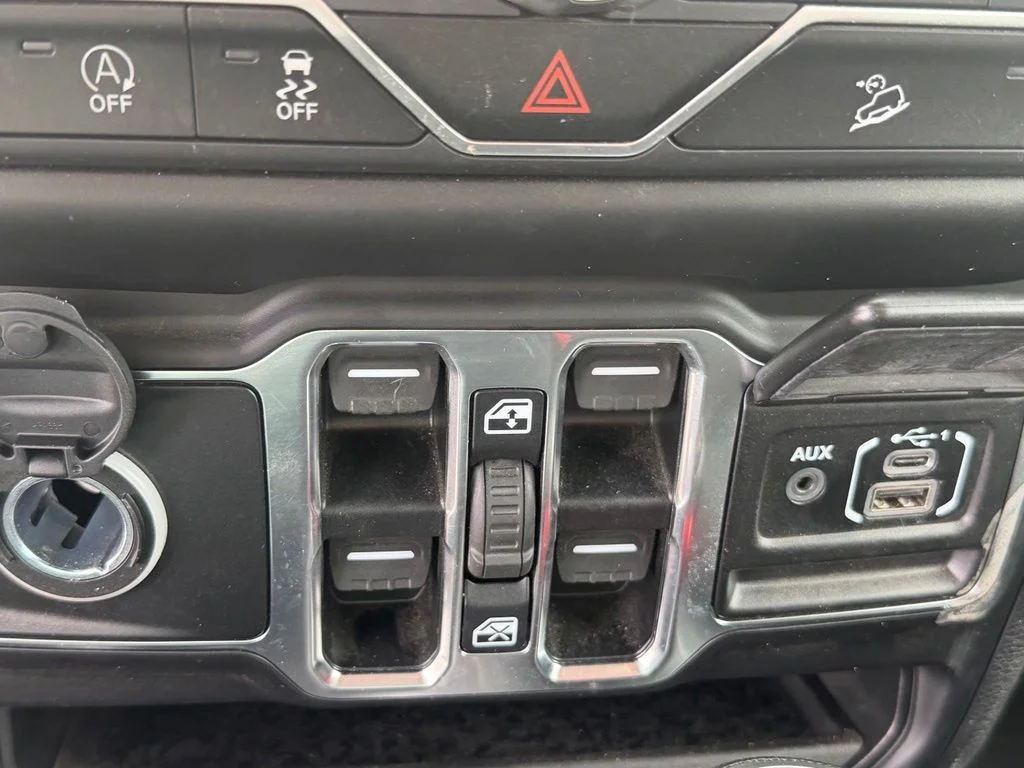 Used 2021 White Jeep Unlimited Sahara image 24