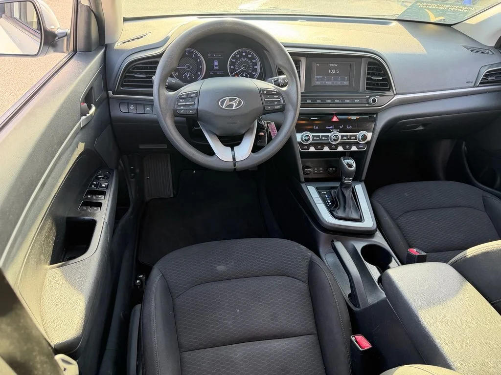 Used 2020 White Hyundai SE image 13