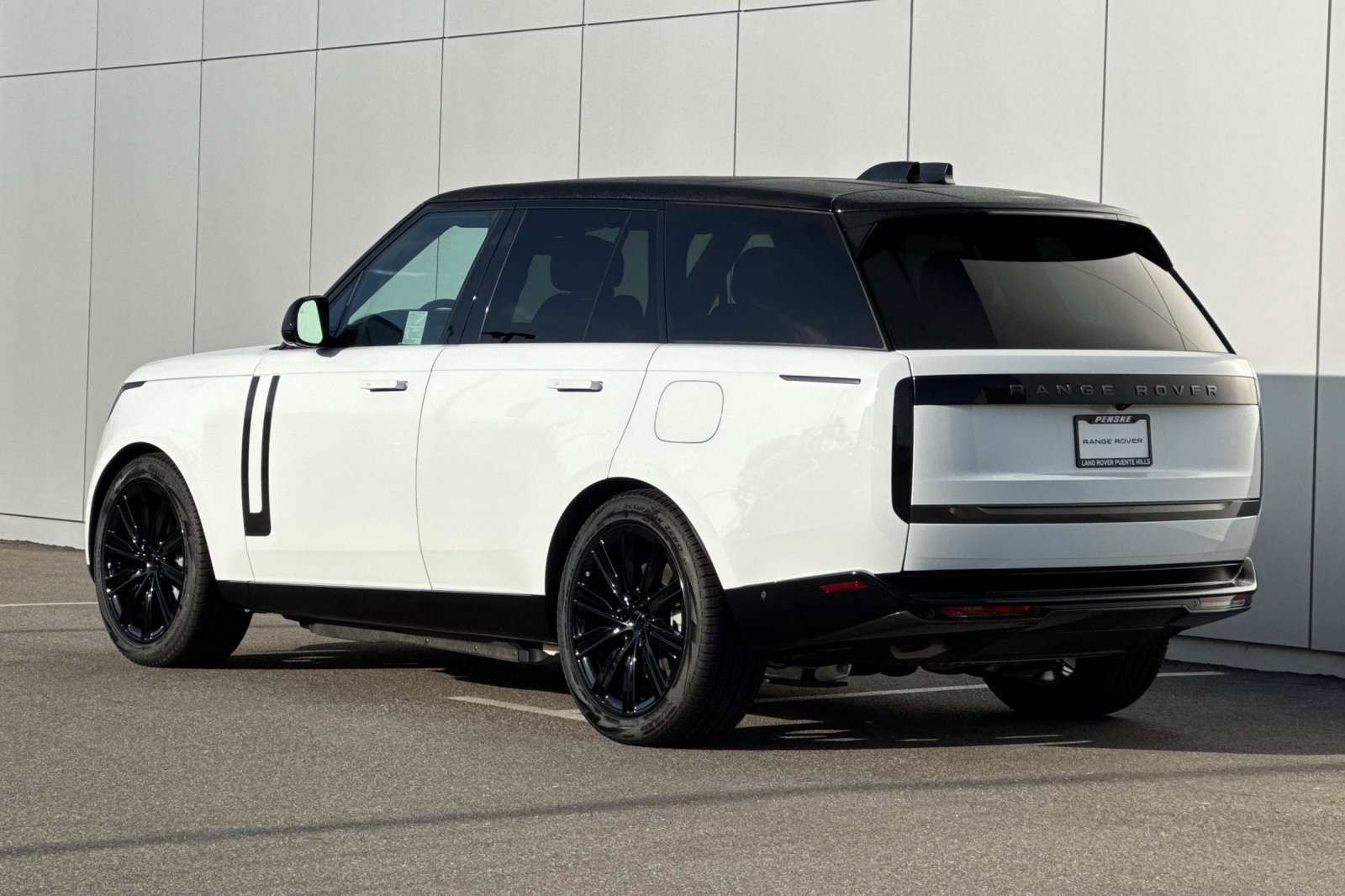 New 2026 Fuji White Land Rover SE image 3