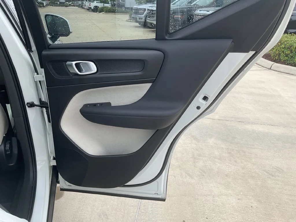 Used 2020 White Volvo Momentum image 17