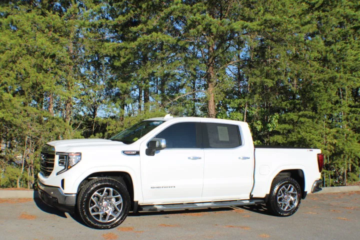 Certified Used 2026 Glacier White Tricoat GMC SLT image 4