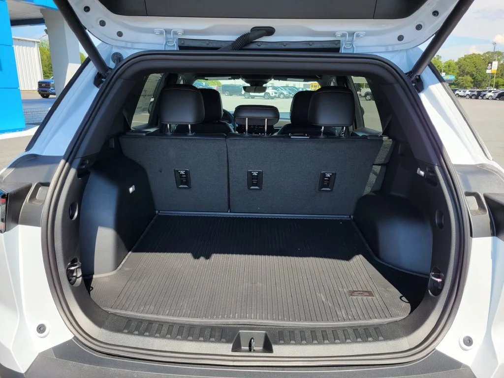 New 2027 Polar White Tricoat Chevrolet ACTIV image 13