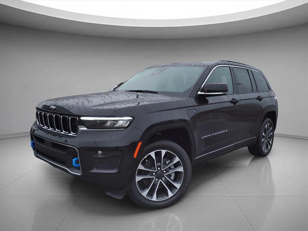 New 2024 Diamond Black Crystal Pearl-Coat Exterior Paint Jeep Overland image 1