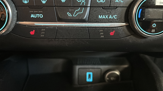 Used 2020 Magnetic Metallic Ford SE image 28