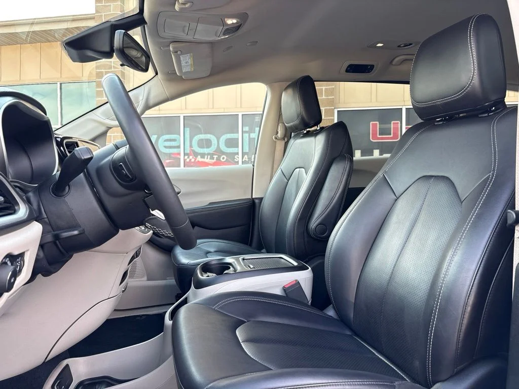 Used 2024 Black Chrysler Select image 11