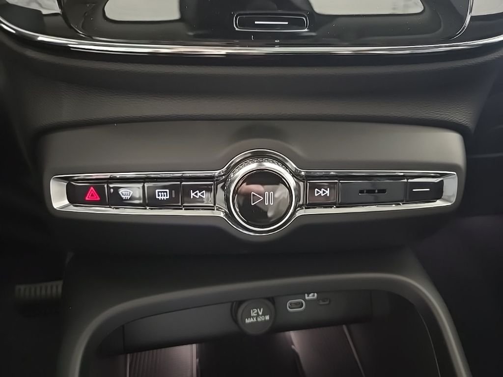 2026 Volvo XC40 Ultra - Photo 17