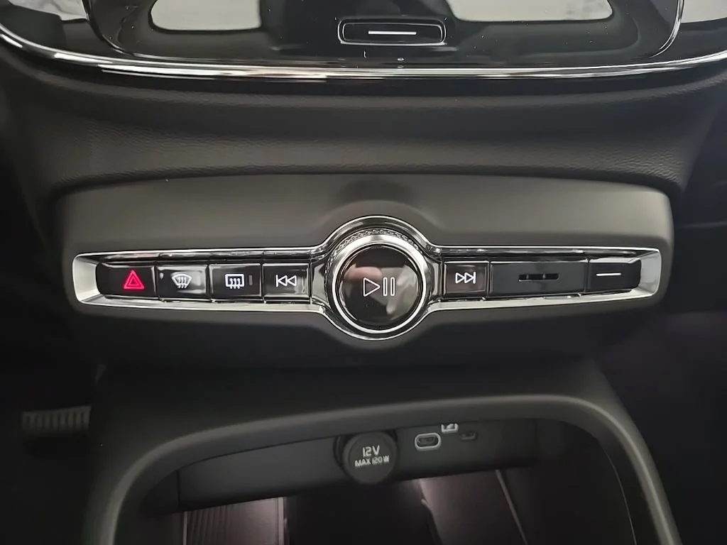 2026 Volvo XC40 Ultra - Photo 17