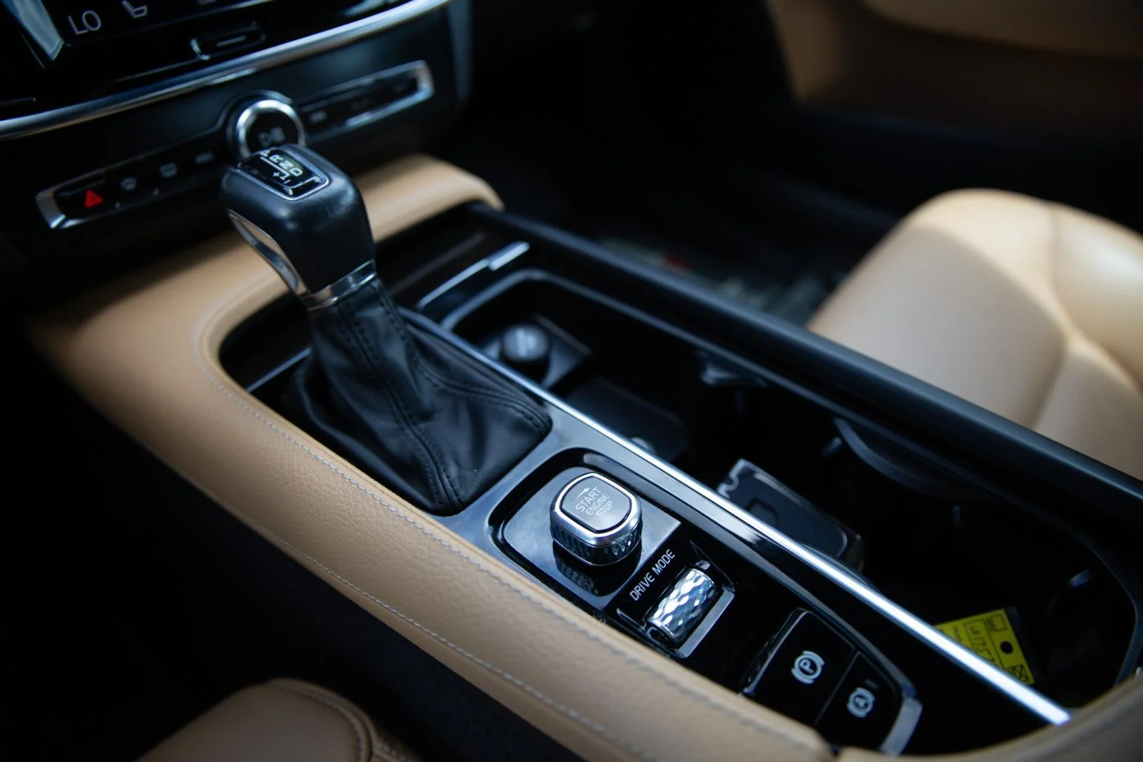 Used 2018  VOLVO  image 14