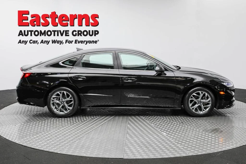 Used 2023 Black Hyundai SEL image 4