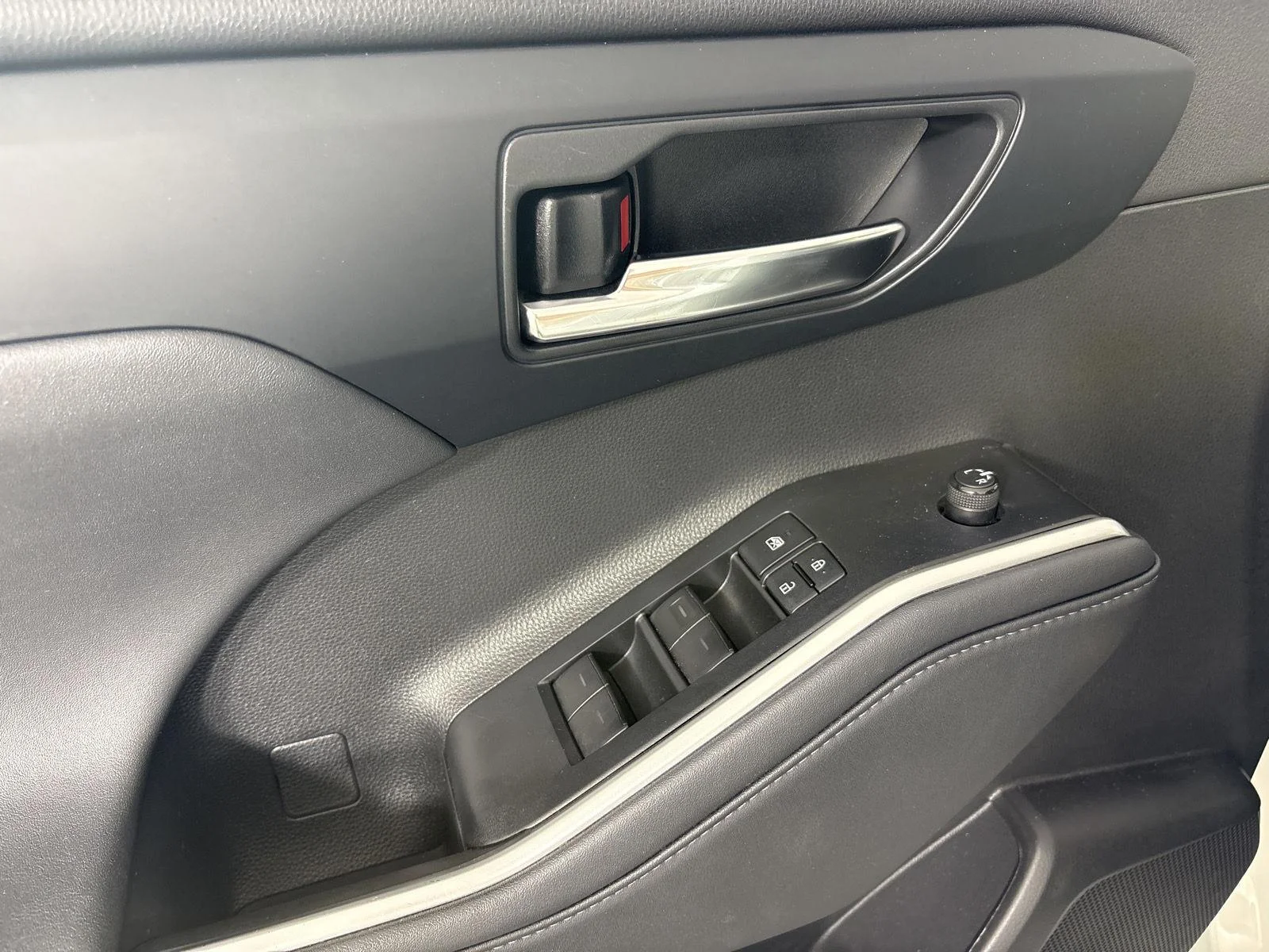 Used 2022 Wind Chill Pearl Toyota XSE image 6
