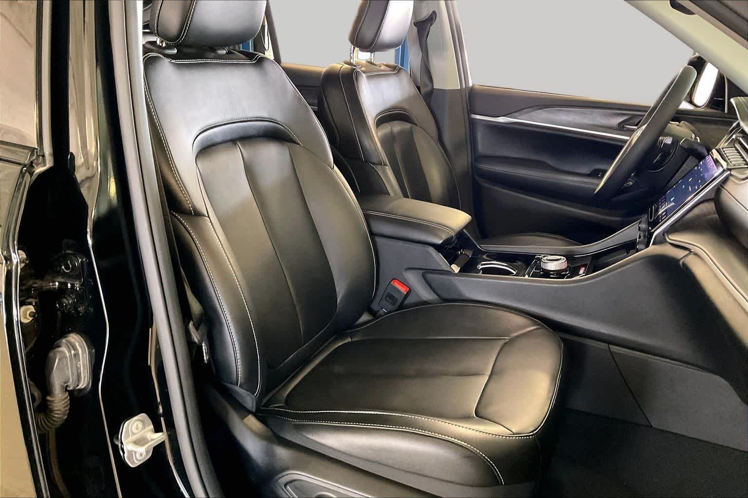 Used 2023 Diamond Black Crystal Pearlcoat Jeep Limited image 8