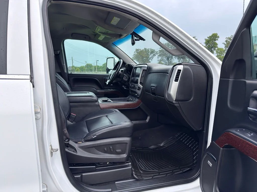 Used 2016 White GMC SLT image 32