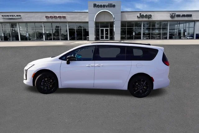 New 2027 Bright White Clear-Coat Paint Chrysler Limited image 6