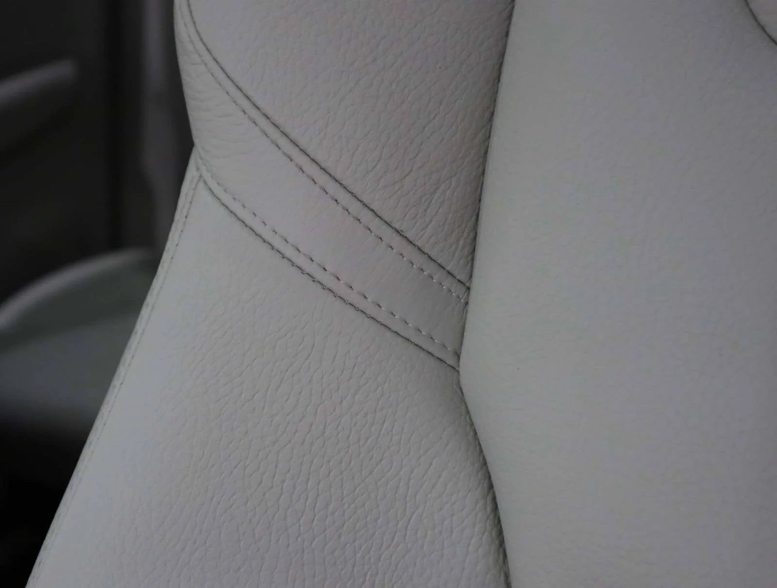 Used 2025 White Volvo Plus image 23