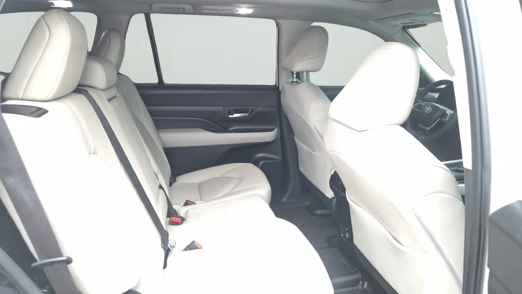 Used 2025 Beige Toyota XLE image 9