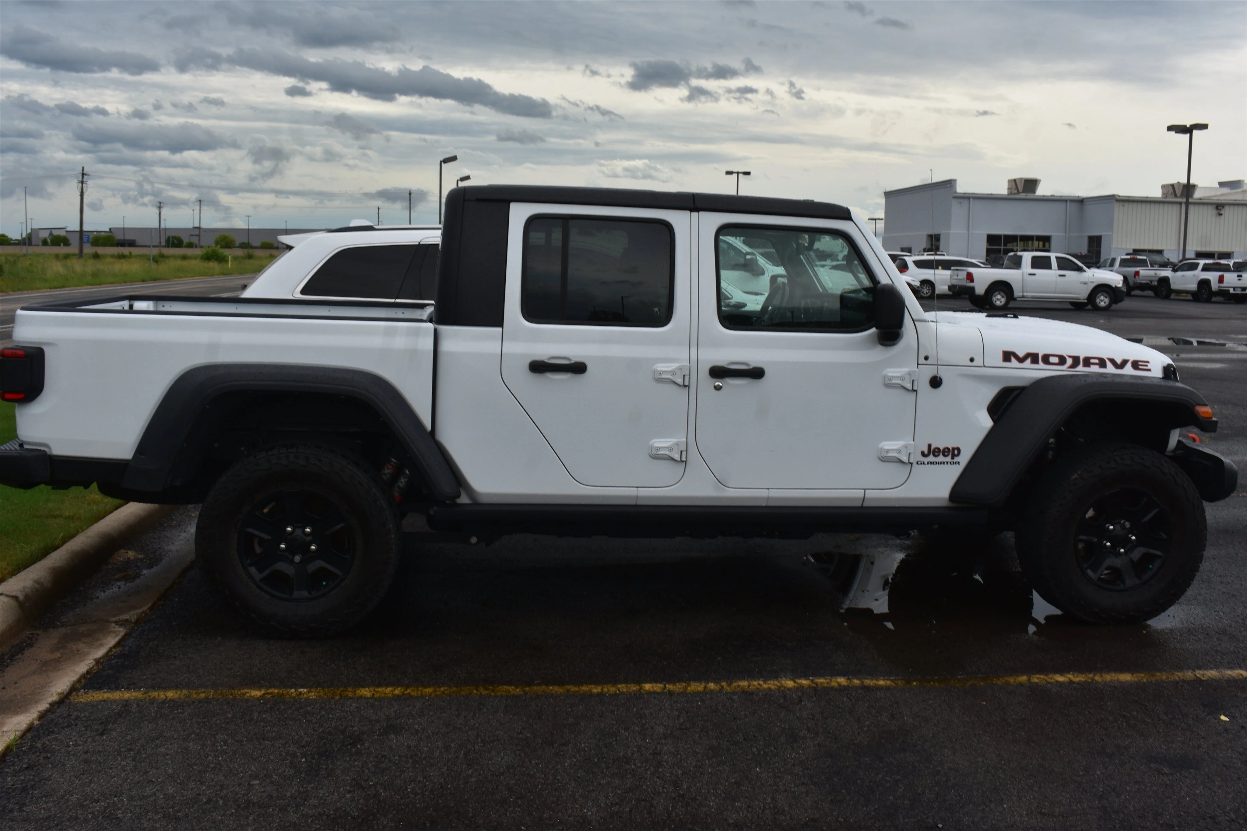Used 2022 Bright White Clearcoat Jeep Mojave image 4
