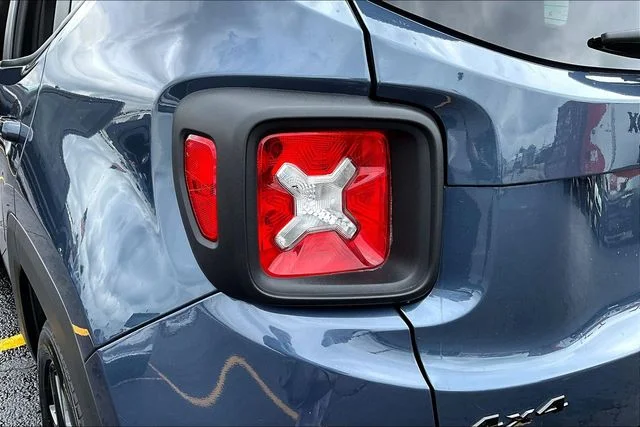Used 2022 Blue Jeep Altitude image 22