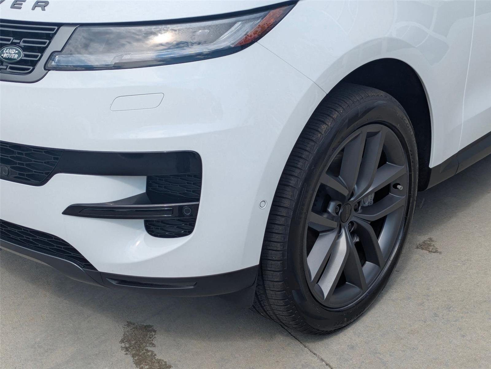 New 2026 Fuji White Land Rover SE image 9
