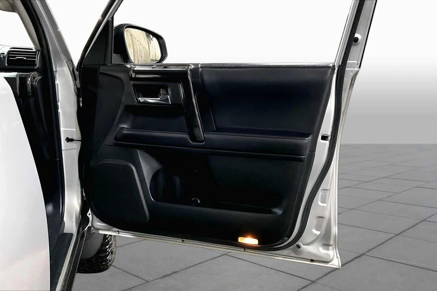 Used 2021 Classic Silver Metallic Toyota Venture image 23