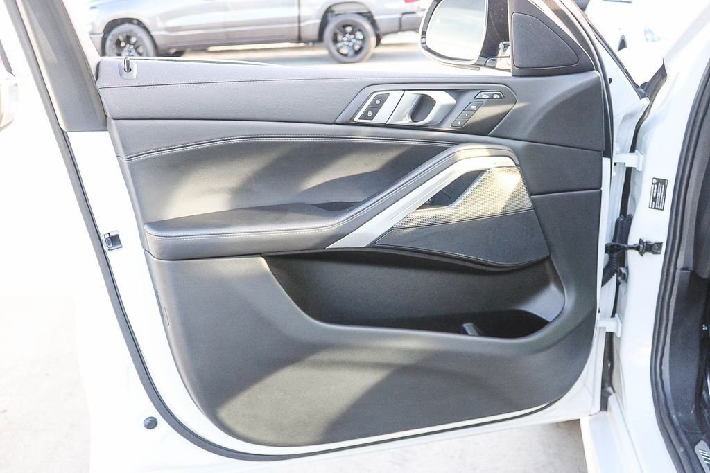 Used 2022 White Metallic BMW xDrive40i image 22