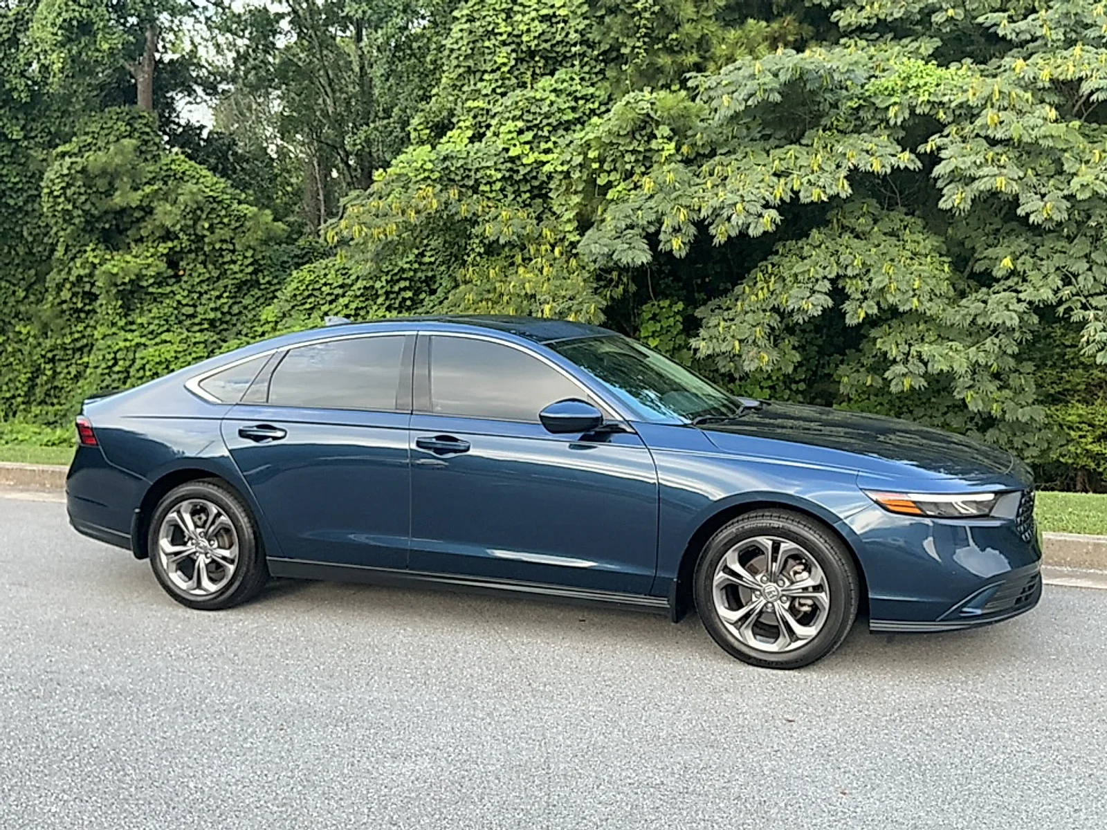 Used 2024 Canyon River Blue Metallic Honda EX image 1