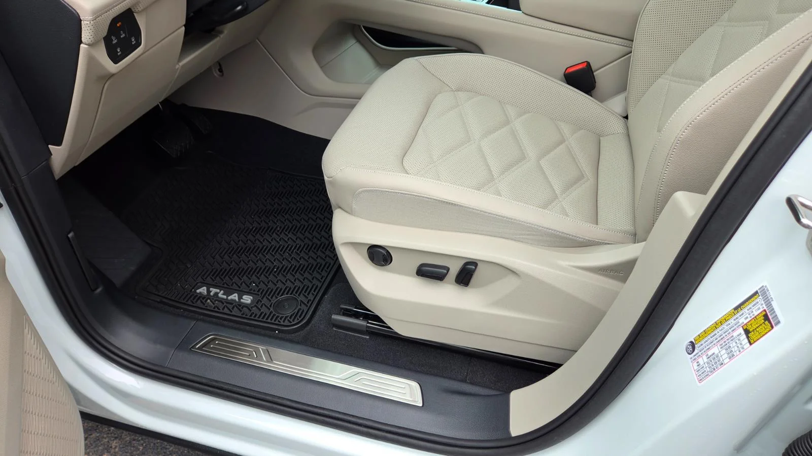 New 2026 opal white pearl Volkswagen 2.0T SE w/Technology image 24