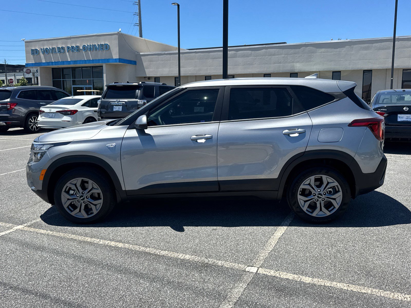 Used 2025 Steel Gray Kia LX image 4